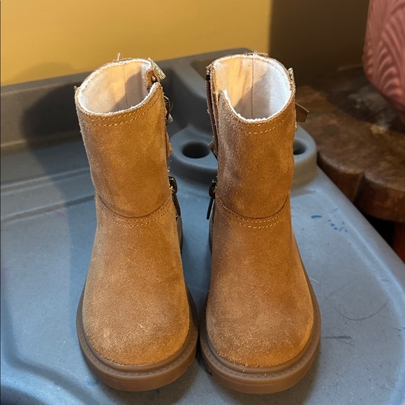 UGG Kids Tan Boots with Starry Bow - Picture 2 of 5